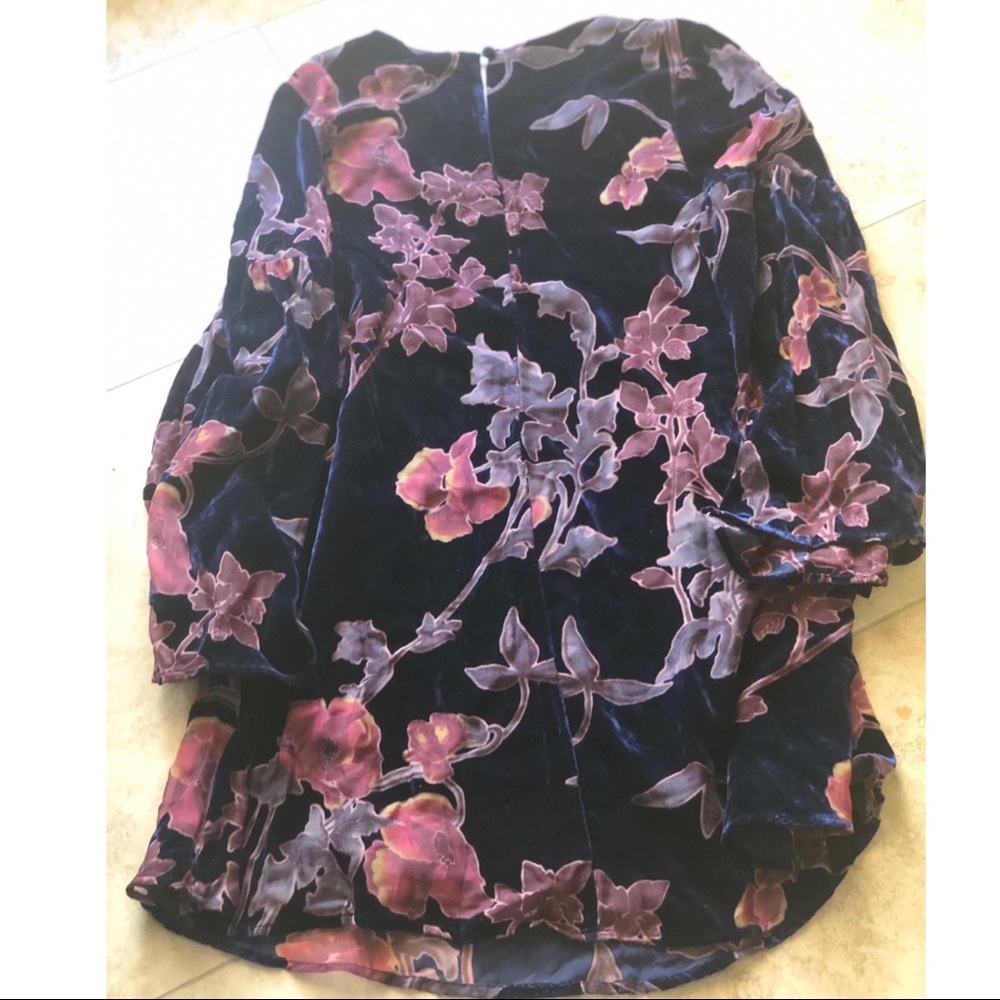 NWOT Velvteen dress with bell sleeves - Picture 2 of 4